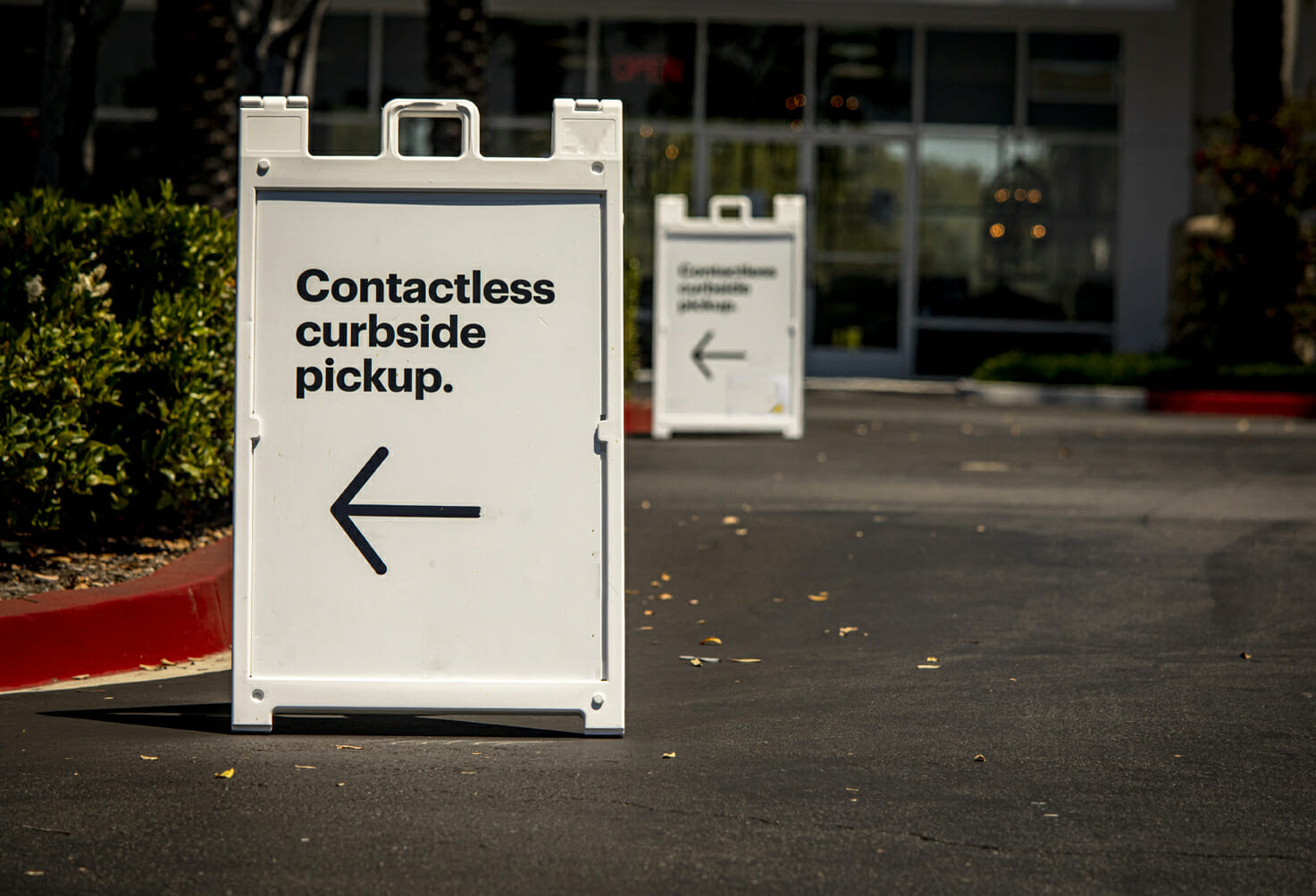 contactless curbside pickup signs